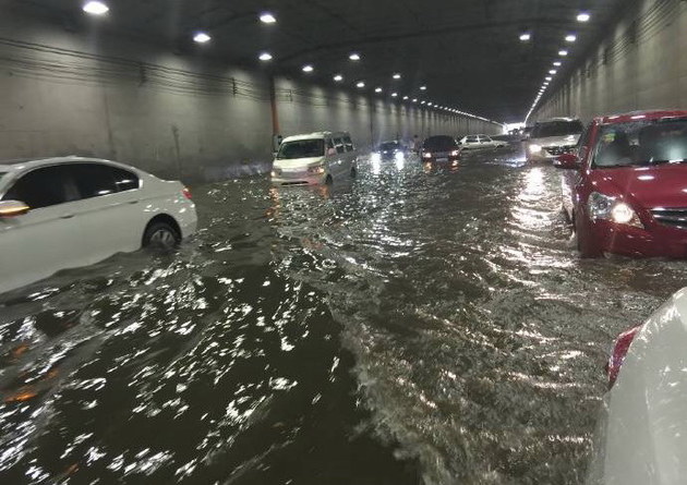 大暴雨来临 雨天行车必看的安全提示！