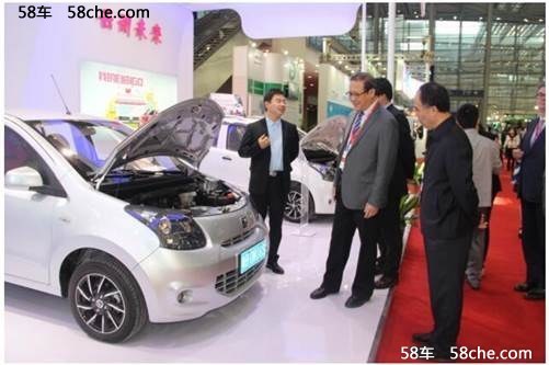 众泰云100S亮相新能源汽车智慧交通展览