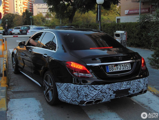奔驰全新AMG C63路试谍照 2018年内亮相