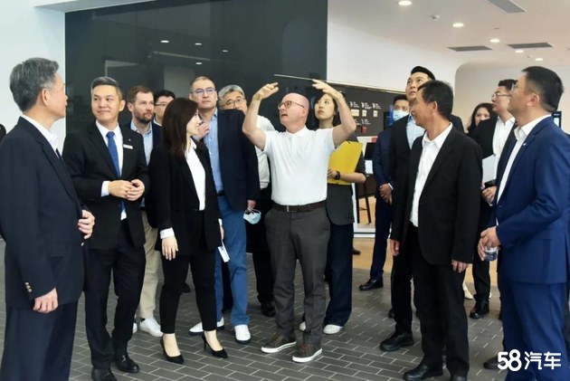 奔驰杨铭先生一行领导视察广州大兴宝鸿