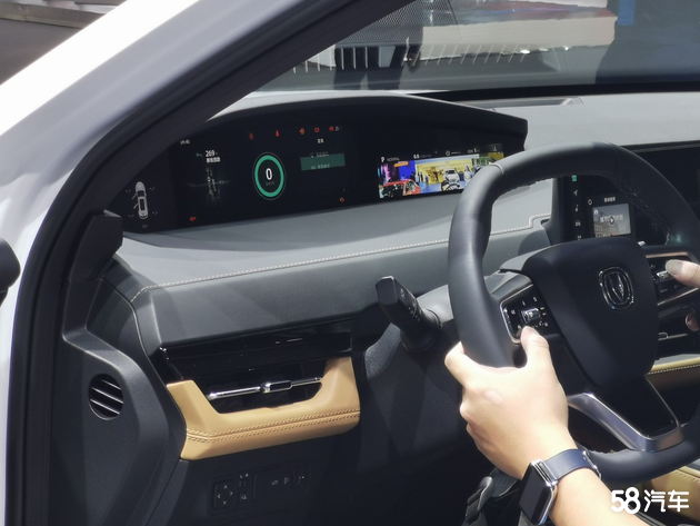汽车仪表盘需要三个显示屏追求个性？