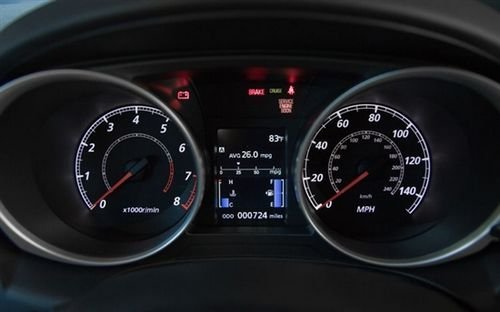 三菱欧蓝德sport的仪表盘适时四驱系统提供了三种驱动模式:前轮驱动