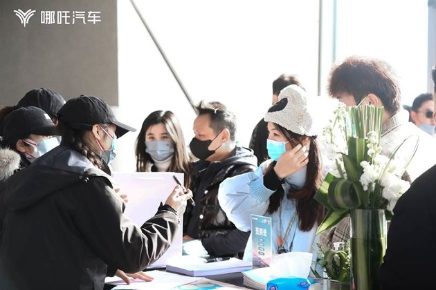用速度唤起激情 哪吒S贴地飞行 上演极致热爱