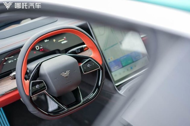 用速度唤起激情 哪吒S贴地飞行 上演极致热爱