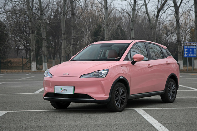 哪吒V 潮 400 Lite粉色定制款试驾 颜色惹眼 驾驶轻快