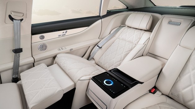 出行一键“躺平” 享界S9首发轿车后排零重力座椅！