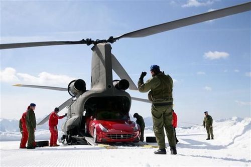 直升机运抵高山 全为法拉利FF冰雪试驾