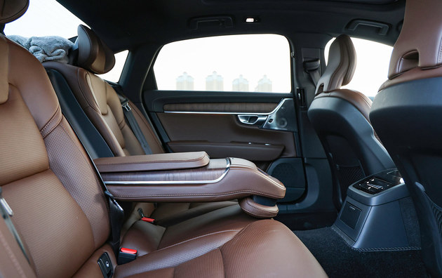 菜还没吃就掀桌子了 比亚迪提前开启全民智驾时代