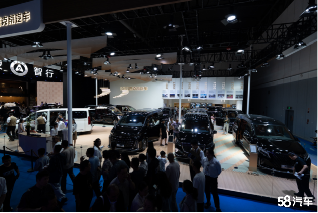 岚图克蒂昆仑 ， 人潮如织 盛况未央