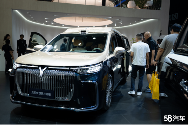 岚图克蒂昆仑 ， 人潮如织 盛况未央