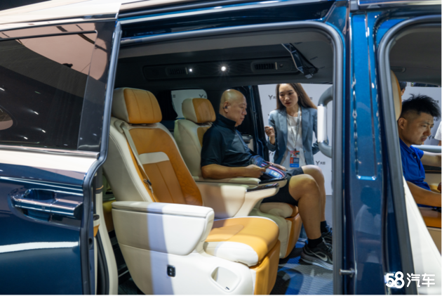 岚图克蒂昆仑 ， 人潮如织 盛况未央