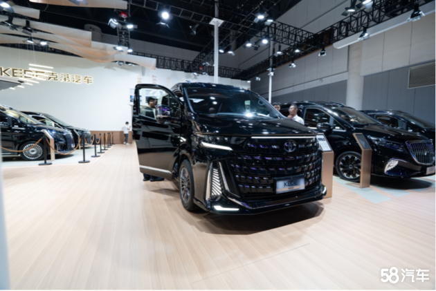 岚图克蒂昆仑 ， 人潮如织 盛况未央