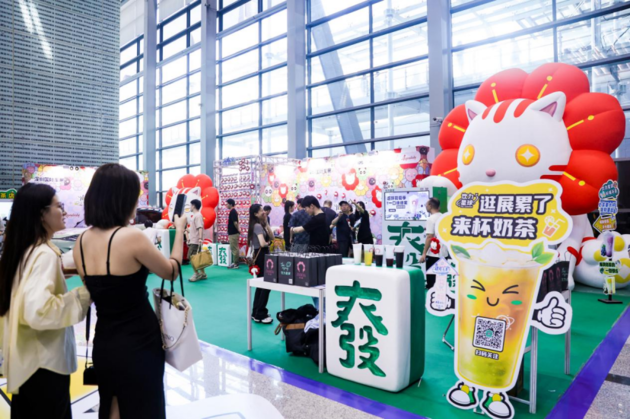 全网刷屏25亿次的戈壁巨型艺术IP，首次亮相2025深圳国际车展！