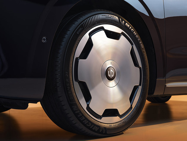 零跑旗舰D平台首车D19首秀 把顶级配置统统打下来