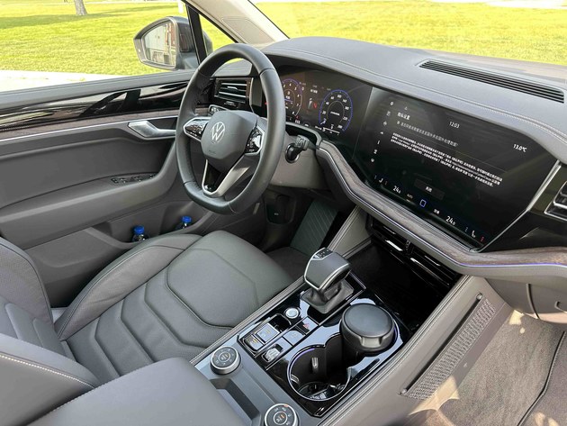 旗舰再进化 试驾大众新途锐2.0TSI锐影版