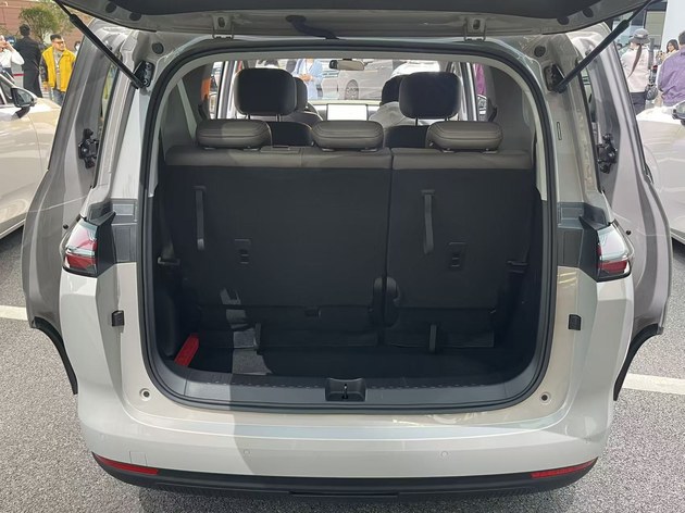 燃油/纯电/插混三种动力可选 五菱星光730售7.1万起