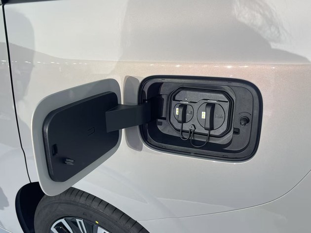 燃油/纯电/插混三种动力可选 五菱星光730售7.1万起