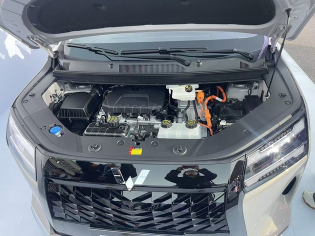 燃油/纯电/插混三种动力可选 五菱星光730售7.1万起