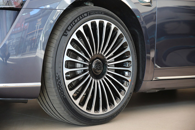 鸿蒙智行最美轿车再升级 新款享界S9预售31.8万元起