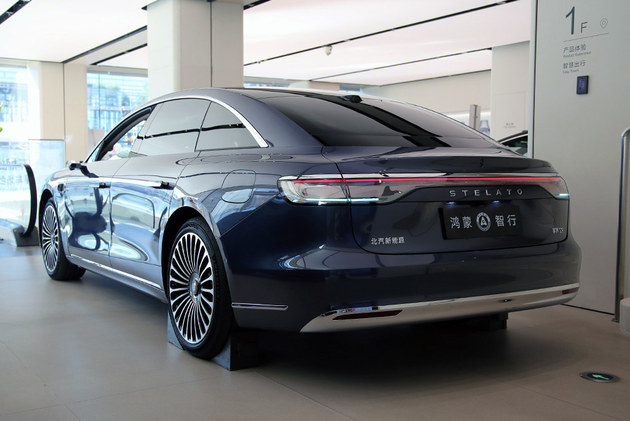 鸿蒙智行最美轿车再升级 新款享界S9预售31.8万元起