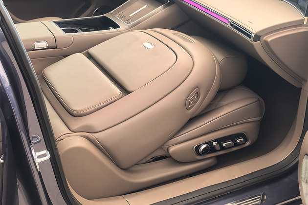 鸿蒙智行最美轿车再升级 新款享界S9预售31.8万元起