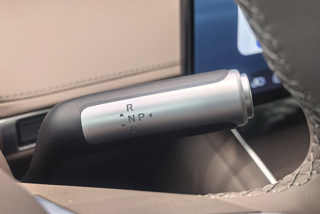 鸿蒙智行最美轿车再升级 新款享界S9预售31.8万元起