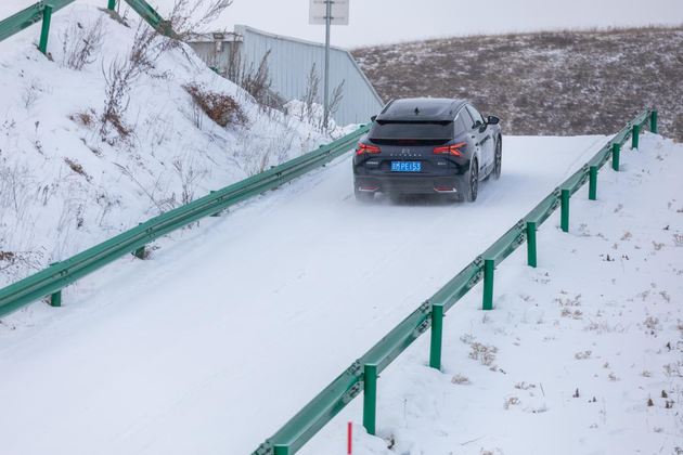 四大冰雪科目全优 凡尔赛C5 X和508L拿下2025极寒驾控安全验证证书