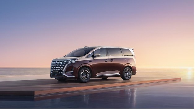 TVB影帝陈豪夫妇成为腾势D9车主，香港第20000份信任！