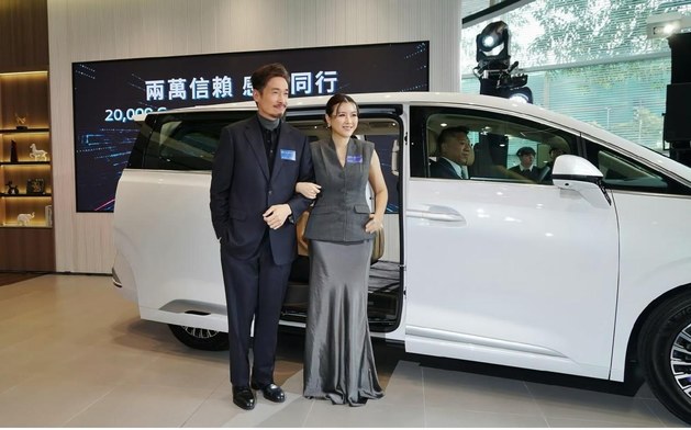 TVB影帝陈豪夫妇成为腾势D9车主，香港第20000份信任！
