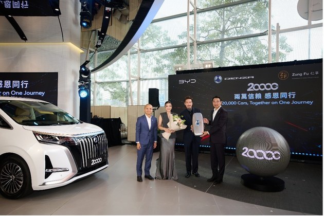 TVB影帝陈豪夫妇成为腾势D9车主，香港第20000份信任！