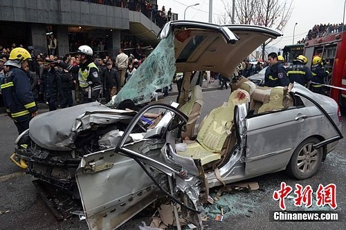 重庆闹市区发生4车相撞造成3死10伤