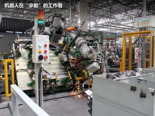 227台机器人帮手 参观一汽欧朗生产线