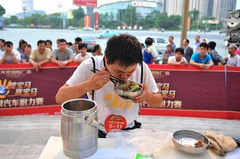 高清探头只拍摸奶? 车坛之外的汽车事儿